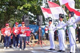 Kibarkan Bendera Start, Bupati Bangka Buka Pawai Baris Berbaris HUT RI di Sungailiat